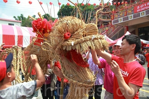 地方民众在云火龙上插满清香,他们相信能为地方消灾解厄。(摄影:许享富/大纪元) 地方民众在云火龙上插满清香,他们相信能为地方消灾解厄。(摄影:许享富/大纪元)