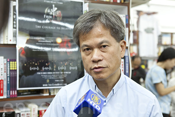 前立法局议员冯智活表示,衷心佩服法轮功学员的坚忍,希望残忍的迫害不要再发生。(摄影:余钢/大纪元) 前立法局议员冯智活表示,衷心佩服法轮功学员的坚忍,希望残忍的迫害不要再发生。(摄影:余钢/大纪元)