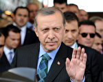 土耳其的反政府抗议活动3日进入第四天,土耳其总理埃尔多安(Tayyip Erdogan)指责示威是由极端分子所操控,人权团体指责警方执法过当。(FADEL SENNA/AFP)