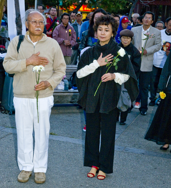 6月2日晚,民眾向天安門民主女神像獻花悼念六四被中共屠殺的學生和民眾。(攝影:曹景哲/大紀元) 6月2日晚,民眾向天安門民主女神像獻花悼念六四被中共屠殺的學生和民眾。(攝影:曹景哲/大紀元)
