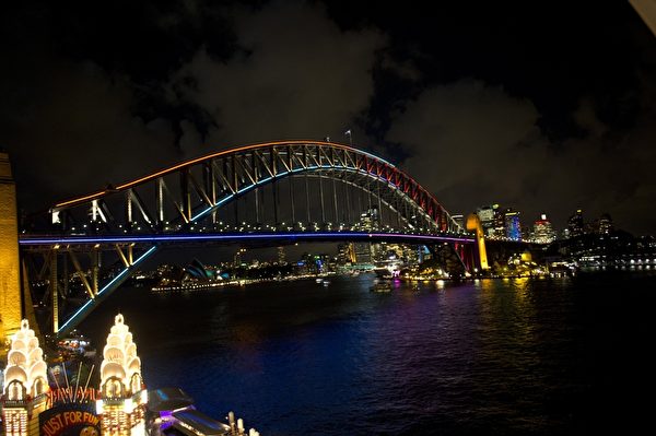 2013年5月24日,“雪梨艺术节”(Vivid Sydney)登场,澳洲雪梨大桥也被上色,与港湾中的雪梨歌剧院交相映照。(SAEED KHAN/AFP) 2013年5月24日,“雪梨艺术节”(Vivid Sydney)登场,澳洲雪梨大桥也被上色,与港湾中的雪梨歌剧院交相映照。(SAEED KHAN/AFP)