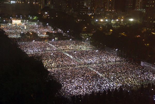 15萬港人無懼狂風暴雨,參加支聯會悼念六四24周年燭光晚會,要求平反六四,結束中共暴政。(攝影:蔡雯文/大紀元) 15萬港人無懼狂風暴雨,參加支聯會悼念六四24周年燭光晚會,要求平反六四,結束中共暴政。(攝影:蔡雯文/大紀元)