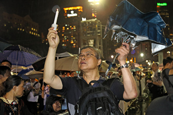 15萬港人無懼狂風暴雨,參加支聯會悼念六四24周年燭光晚會,要求平反六四,結束中共暴政。(攝影:潘在殊/大紀元) 15萬港人無懼狂風暴雨,參加支聯會悼念六四24周年燭光晚會,要求平反六四,結束中共暴政。(攝影:潘在殊/大紀元)