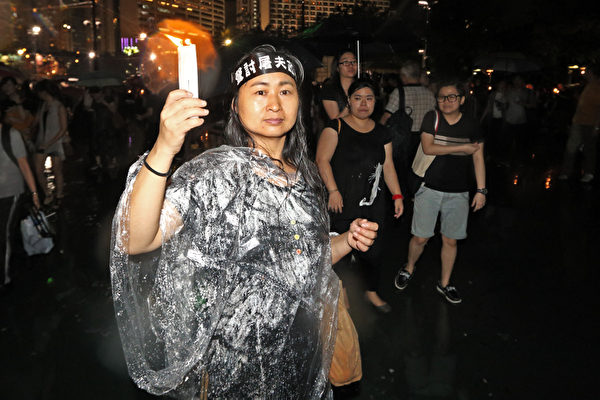 15萬港人無懼狂風暴雨,參加支聯會悼念六四24周年燭光晚會,要求平反六四,結束中共暴政。(攝影:潘在殊/大紀元) 15萬港人無懼狂風暴雨,參加支聯會悼念六四24周年燭光晚會,要求平反六四,結束中共暴政。(攝影:潘在殊/大紀元)