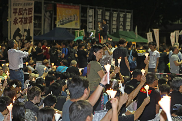 15萬港人無懼狂風暴雨,參加支聯會悼念六四24周年燭光晚會,要求平反六四,結束中共暴政。(攝影:潘在殊/大紀元) 15萬港人無懼狂風暴雨,參加支聯會悼念六四24周年燭光晚會,要求平反六四,結束中共暴政。(攝影:潘在殊/大紀元)