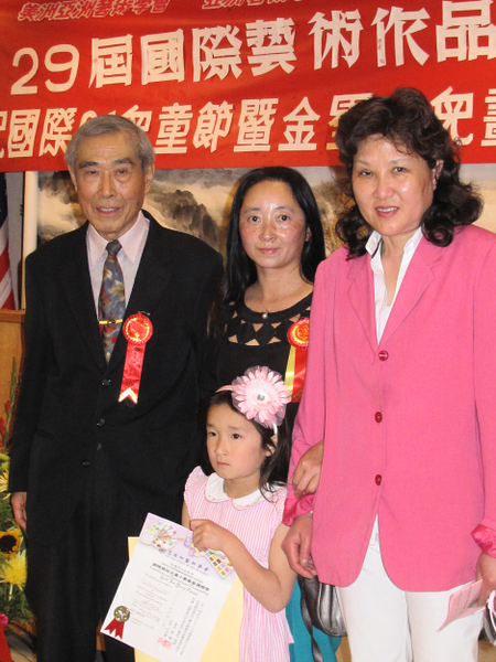 美洲亚洲艺术学会名誉会长郭仪(左)和周依群老师(右)及获奖的崔小梅和她母亲。(摄影:曹景哲/大纪元) 美洲亚洲艺术学会名誉会长郭仪(左)和周依群老师(右)及获奖的崔小梅和她母亲。(摄影:曹景哲/大纪元)