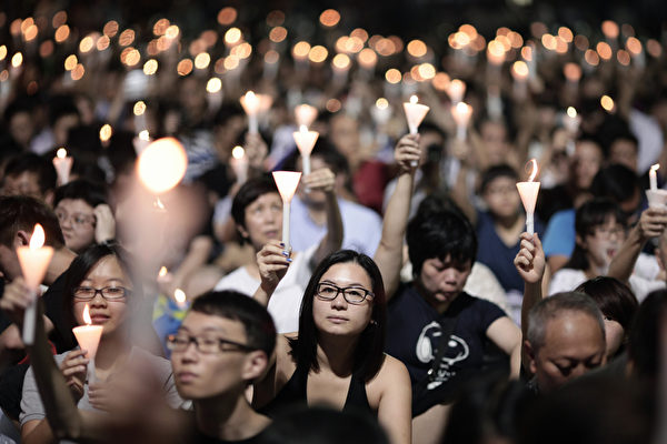 许多人穿着传统的纪念色彩白色和黑色出席。(ANTHONY WALLACE/AFP) 许多人穿着传统的纪念色彩白色和黑色出席。(ANTHONY WALLACE/AFP)