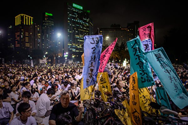 香港居民都成群结队的聚集在六四烛光悼念,纪念天安门民主抗议。 (Philippe Lopez/AFP) 香港居民都成群结队的聚集在六四烛光悼念,纪念天安门民主抗议。 (Philippe Lopez/AFP)