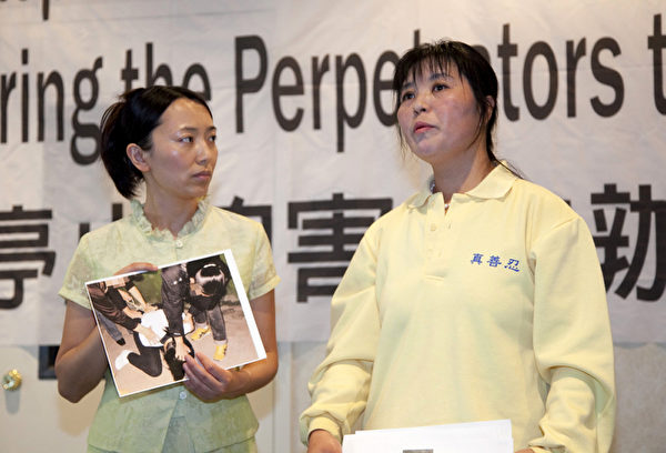 曾被非法關押在吉林黑嘴子勞教所的法輪功學員馬春梅(右)講述受迫害經歷(攝影:季媛/大紀元) 曾被非法關押在吉林黑嘴子勞教所的法輪功學員馬春梅(右)講述受迫害經歷(攝影:季媛/大紀元)