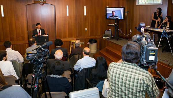中國盲人維權人士陳光誠通過網絡視頻說,今天提出的16人名單,是中國數千乃至上萬被迫害的群體的代表而已。其實只是冰山一角。中國人權狀況的改變,需要大家以廣泛的角度持久地去推動。(攝影:李莎/大紀元) 中國盲人維權人士陳光誠通過網絡視頻說,今天提出的16人名單,是中國數千乃至上萬被迫害的群體的代表而已。其實只是冰山一角。中國人權狀況的改變,需要大家以廣泛的角度持久地去推動。(攝影:李莎/大紀元)