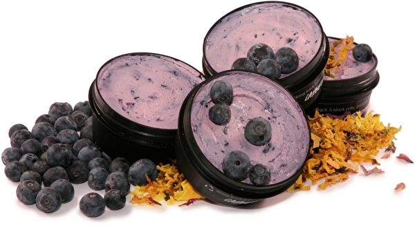 水果類保養聖品藍莓，內含的植物精油有豐富滋養物質及保濕成份，非常適合曬後舒緩，維持肌膚的水亮及光澤（LUSH提供）
