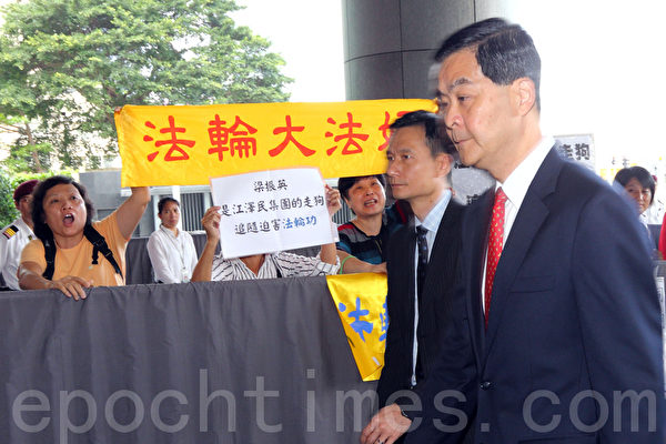 5月29日,4名法輪功學員在香港行政會議早上召開之際,到特首辦外抗議。法輪功學員張開「法輪大法好」橫幅,還高舉新造的「江澤民集團的走狗梁振英追隨迫害法輪功」展板。(攝影:潘在殊/大紀元) 5月29日,4名法輪功學員在香港行政會議早上召開之際,到特首辦外抗議。法輪功學員張開「法輪大法好」橫幅,還高舉新造的「江澤民集團的走狗梁振英追隨迫害法輪功」展板。(攝影:潘在殊/大紀元)