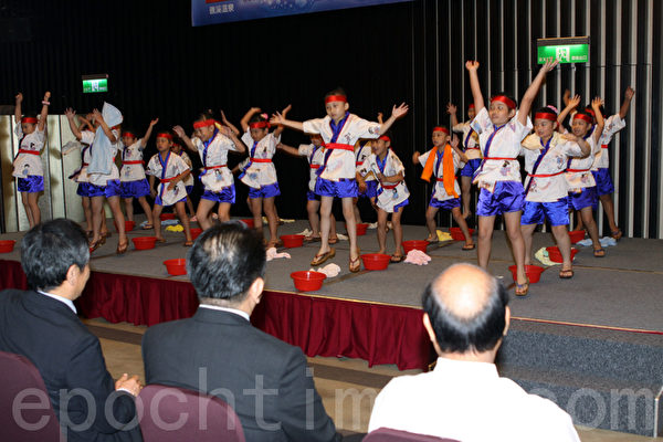 礁溪鄉立幼兒園表演溫泉迎賓舞。(攝影:曾漢東/大紀元) 礁溪鄉立幼兒園表演溫泉迎賓舞。(攝影:曾漢東/大紀元)