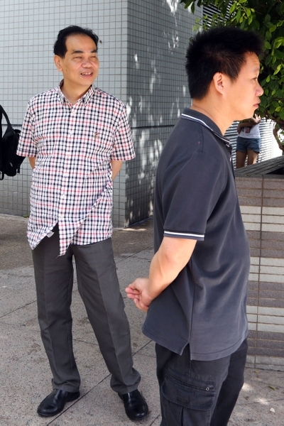 疑凶為中資機構、燕京啤酒公司經理關子昂,僱主為青關會主席、燕京啤酒總經理洪偉成(左)。他昨日也有出現法庭。(攝影:潘在殊/大紀元) 疑凶為中資機構、燕京啤酒公司經理關子昂,僱主為青關會主席、燕京啤酒總經理洪偉成(左)。他昨日也有出現法庭。(攝影:潘在殊/大紀元)
