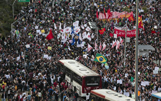 巴西全国示威 逾20万人瘫痪数十城镇交通