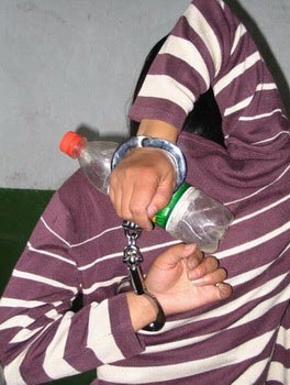 酷刑演示:「背劍」(圖片來源:明慧網) 酷刑演示:「背劍」(圖片來源:明慧網)