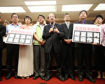 民進黨團總召柯建銘(中)、親民黨團總召李桐豪(右 4)、台聯黨團總召許忠信(右3)20日率黨籍立委抗爭,反對審議授權兩岸互設辦事處相關草案。(中央社)
