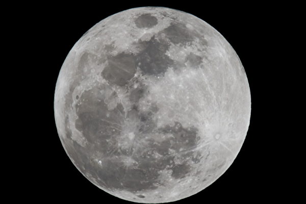 超級月亮（supermoon）現象發生時，月亮離地球是一年中最短的距離。此時的月亮看起來是一年中最圓最大的。  (OMAR TORRES/AFP/GettyImages)