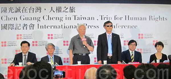 台湾关怀中国人权联盟24日下午举办“陈光诚在台湾,人权之旅”国际记者会,由左至右为民进党籍立委林佳龙、台大法学院院长谢铭洋、司法改革基金会董事长瞿海源、中国盲人维权律师陈光诚、台湾关怀中国人权联盟理事长杨宪宏、台湾公民媒体文化协会执行长冯贤贤。(摄影:钟元/大纪元) 台湾关怀中国人权联盟24日下午举办“陈光诚在台湾,人权之旅”国际记者会,由左至右为民进党籍立委林佳龙、台大法学院院长谢铭洋、司法改革基金会董事长瞿海源、中国盲人维权律师陈光诚、台湾关怀中国人权联盟理事长杨宪宏、台湾公民媒体文化协会执行长冯贤贤。(摄影:钟元/大纪元)