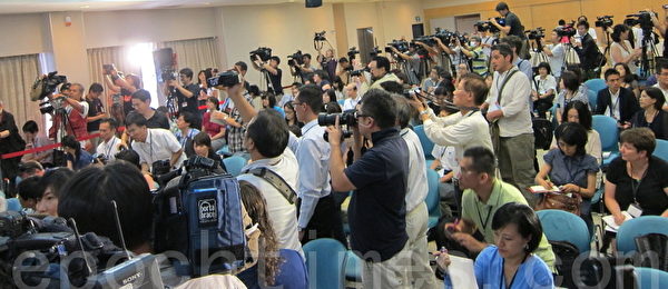 台湾关怀中国人权联盟24日下于台大校友会馆举办“陈光诚在台湾,人权之旅”国际记者会,现场挤满中外媒体,主办单位指,参加记者会的记者就多达123人,其中包括40多家外国媒体,美国、日本、德国、英国、香港等地媒体都到场。(摄影:钟元/大纪元) 台湾关怀中国人权联盟24日下于台大校友会馆举办“陈光诚在台湾,人权之旅”国际记者会,现场挤满中外媒体,主办单位指,参加记者会的记者就多达123人,其中包括40多家外国媒体,美国、日本、德国、英国、香港等地媒体都到场。(摄影:钟元/大纪元)