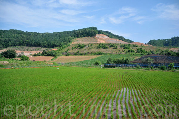 巴士在蜿蜒的山路上行驶,山峦前总有江水蜿蜒流淌 (摄影:明国/大纪元) 巴士在蜿蜒的山路上行驶,山峦前总有江水蜿蜒流淌 (摄影:明国/大纪元)