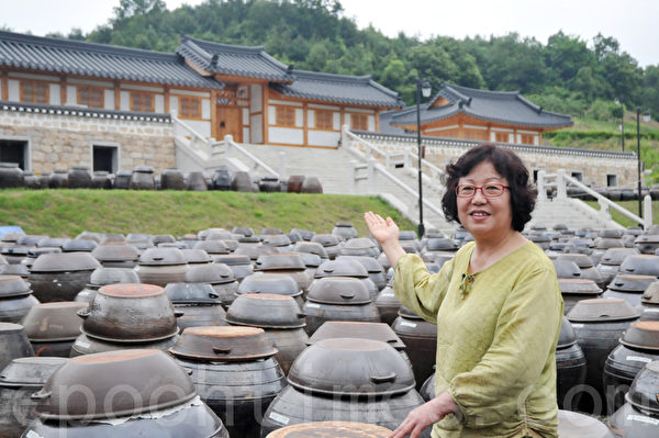 临津江野营宾馆馆长朴赞明介绍酿制大酱的过程 (摄影: 明国/大纪元) 临津江野营宾馆馆长朴赞明介绍酿制大酱的过程 (摄影: 明国/大纪元)