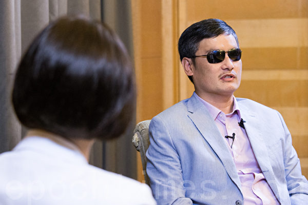 中國盲人維權律師陳光誠(右)日前在臺灣與法輪功人權律師團發言人朱婉琪(左)對談,陳光誠提到在被關押時,感到非常鼓舞人心的是,很多法輪功的修煉者,即使在看守所或監獄裡,他們戰勝恐懼的能力是非常非常強的。(攝影:陳柏州/大紀元) 中國盲人維權律師陳光誠(右)日前在臺灣與法輪功人權律師團發言人朱婉琪(左)對談,陳光誠提到在被關押時,感到非常鼓舞人心的是,很多法輪功的修煉者,即使在看守所或監獄裡,他們戰勝恐懼的能力是非常非常強的。(攝影:陳柏州/大紀元)