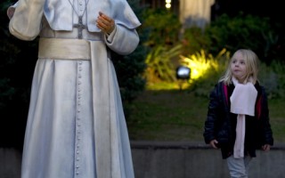教宗方濟雕像進駐阿根廷大教堂