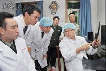 没有任何医学背景的王立军创办了“锦州市公安局现场心理研究中心”,并称是中国唯一的现场心理学研究中心。从事对人体器官移植的研究,并担任该中心的主任。 (“追查国际”提供) 没有任何医学背景的王立军创办了“锦州市公安局现场心理研究中心”,并称是中国唯一的现场心理学研究中心。从事对人体器官移植的研究,并担任该中心的主任。 (“追查国际”提供)