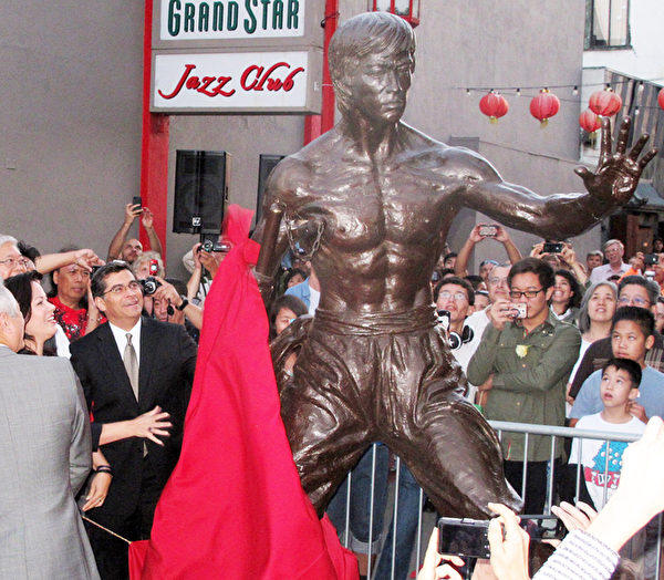 東方武術巨星李小龍已辭世40年,圖為一尊武打巨星李小龍銅像近日在洛杉磯唐人街孫中山銅像廣場揭幕,時值洛杉磯華埠75年慶。(攝影:劉菲/大紀元)
東方武術巨星李小龍已辭世40年,圖為一尊武打巨星李小龍銅像近日在洛杉磯唐人街孫中山銅像廣場揭幕,時值洛杉磯華埠75年慶。(攝影:劉菲/大紀元)