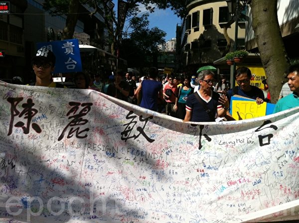 市民签名要求澳门行政法务司司长陈丽敏问责下台。(摄影:叶颖诗/大纪元) 市民签名要求澳门行政法务司司长陈丽敏问责下台。(摄影:叶颖诗/大纪元)