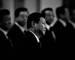 中共政治局于6月22日至25日召开专门会议,习近平(前)在讲话中要求中央政治局的成员要“带头自觉维护中央权威”被外界普遍解读为针对刘云山(左1)而发出的警告。资料图片。(Feng Li/Getty Images)