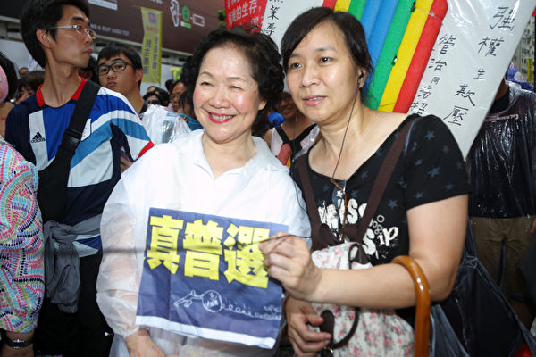 三號強風襲港,難阻香港人參加「七‧一」遊行,43萬港人無懼風雨,高喊港共特首梁振英下台,圖為前政務司司長陳方安生參加遊行。(攝影:潘在殊/大紀元) 三號強風襲港,難阻香港人參加「七‧一」遊行,43萬港人無懼風雨,高喊港共特首梁振英下台,圖為前政務司司長陳方安生參加遊行。(攝影:潘在殊/大紀元)