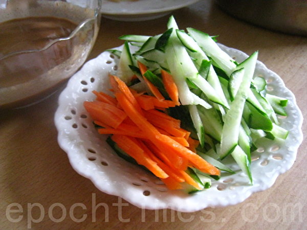 自制芝麻酱,可作为拌面食的酱料,亦可当作沙拉酱拌生菜。(摄影:杨美琴/大纪元) 自制芝麻酱,可作为拌面食的酱料,亦可当作沙拉酱拌生菜。(摄影:杨美琴/大纪元)