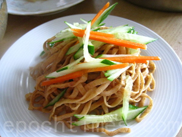 自己做芝麻酱,既简单又保健!(摄影:杨美琴/大纪元) 自己做芝麻酱,既简单又保健!(摄影:杨美琴/大纪元)