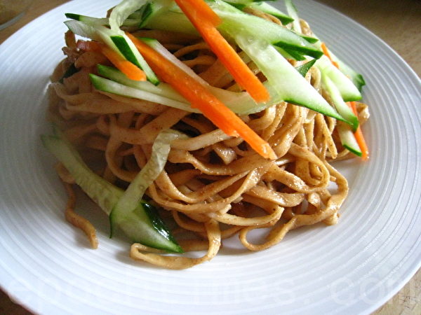 夏日凉面是夏日“煮(主)流”!(摄影:杨美琴/大纪元) 夏日凉面是夏日“煮(主)流”!(摄影:杨美琴/大纪元)