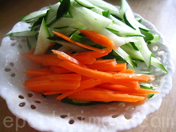 小黄瓜、红萝卜,可作为拌面食的副材料,亦可当作沙拉酱拌生菜。(摄影:杨美琴/大纪元) 小黄瓜、红萝卜,可作为拌面食的副材料,亦可当作沙拉酱拌生菜。(摄影:杨美琴/大纪元)