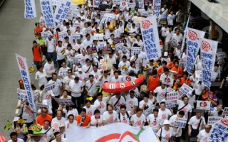 香港反特首「雙辣招」地產界大遊行