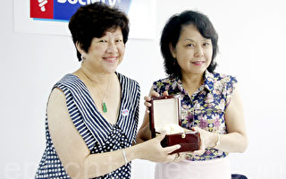 美华防癌协会董事长方丽娜获颁勋章