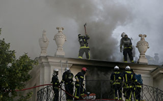 巴黎古老建築大火 逾百人灌救