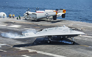 美國海軍X-47B無人機首次在航母降落