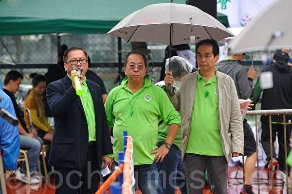 圖為青關會會長楊江( 左)和副會長林國安( 中),以及另一名被稱為「潮州鴻」洪偉成的頭目( 右)。(大紀元資料圖片) 圖為青關會會長楊江( 左)和副會長林國安( 中),以及另一名被稱為「潮州鴻」洪偉成的頭目( 右)。(大紀元資料圖片)