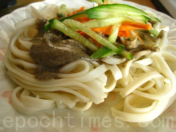 美味的夏日凉面,黑白芝麻沙拉酱是主角。(摄影:杨美琴/大纪元) 美味的夏日凉面,黑白芝麻沙拉酱是主角。(摄影:杨美琴/大纪元)