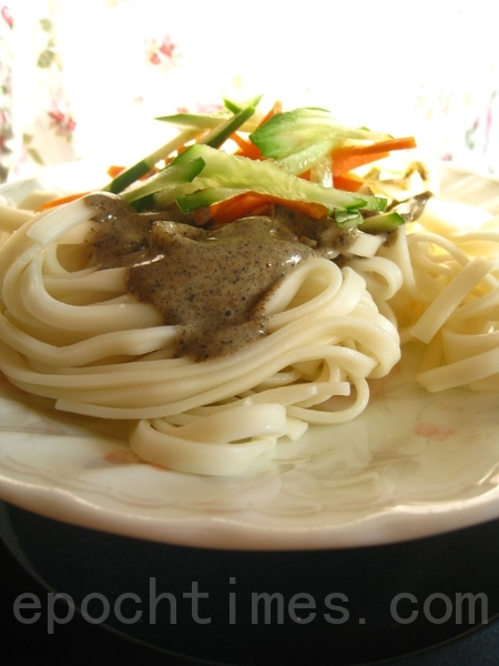 美味的夏日凉面,黑白芝麻沙拉酱是主角。(摄影:杨美琴/大纪元) 美味的夏日凉面,黑白芝麻沙拉酱是主角。(摄影:杨美琴/大纪元)