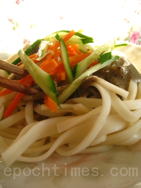 美味的夏日凉面,黑白芝麻沙拉酱是主角。(摄影:杨美琴/大纪元) 美味的夏日凉面,黑白芝麻沙拉酱是主角。(摄影:杨美琴/大纪元)
