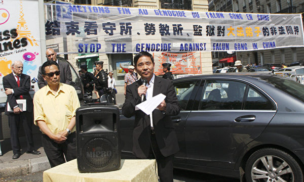法國法輪大法佛學會會長唐漢龍先生在集會現場演講。(攝影:關宇寧/大紀元) 法國法輪大法佛學會會長唐漢龍先生在集會現場演講。(攝影:關宇寧/大紀元)