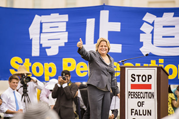前美國會眾議院外交委員會主席、佛羅里達州共和黨資深眾議員伊麗娜‧蘿斯-萊赫蒂寧(Ileana Ros.Lehtinen)在集會上呼籲,對法輪功的迫害必須立刻停止。同時她對法輪功學員們的理念和堅韌表示欽佩。(攝影:愛德華/大紀元) 前美國會眾議院外交委員會主席、佛羅里達州共和黨資深眾議員伊麗娜‧蘿斯-萊赫蒂寧(Ileana Ros.Lehtinen)在集會上呼籲,對法輪功的迫害必須立刻停止。同時她對法輪功學員們的理念和堅韌表示欽佩。(攝影:愛德華/大紀元)