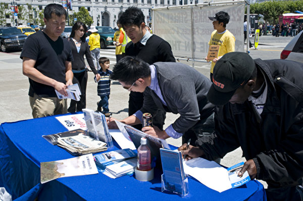 7月19日,在舊金山市府前民眾簽名支持聯邦眾議院281號決議案,要求中共立即停止針對法輪功學員和其他良心犯的活摘器官行為。(曹景哲/大紀元) 7月19日,在舊金山市府前民眾簽名支持聯邦眾議院281號決議案,要求中共立即停止針對法輪功學員和其他良心犯的活摘器官行為。(曹景哲/大紀元)