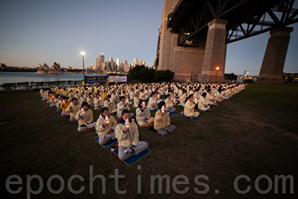 2013年7月21日(星期日)早晨,澳洲悉尼地区法轮功学员在悉尼Milsons Point的Bradfield Park集体炼功。(Henry Lam/大纪元)
2013年7月21日(星期日)早晨,澳洲悉尼地区法轮功学员在悉尼Milsons Point的Bradfield Park集体炼功。(Henry Lam/大纪元)