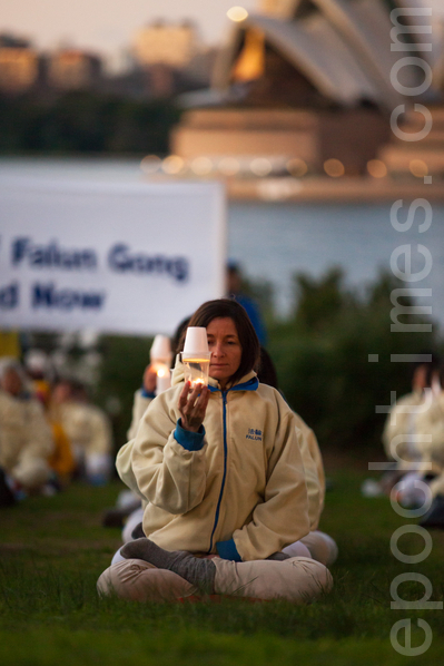 2013年7月21日(星期日)早晨,澳洲悉尼地区法轮功学员在悉尼Milsons Point的Bradfield Park集体炼功。(Henry Lam/大纪元)
2013年7月21日(星期日)早晨,澳洲悉尼地区法轮功学员在悉尼Milsons Point的Bradfield Park集体炼功。(Henry Lam/大纪元)